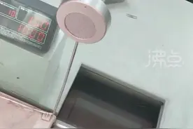 女子取钱被银行通知多给1万立即返还，当事人：工作人员数了很多遍，还没到家就收到通知，立马送回去图片