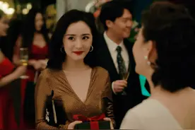 杨幂在新剧里演律师，红唇卷发不停换装，心思都花在造型上了？图片