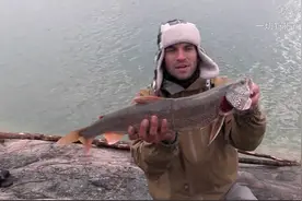 10人荒野求生一个比一个狂，有人用臭鞋腌菜，有人想捕黑熊下酒图片