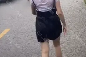 女子走在大雨中，被淋得浑身湿透，男子撑着伞跟在身后图片