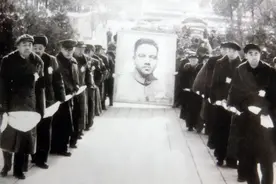 1954年，红色管家杨立三去世，周恩来带头执绋，5位元帅一同送葬图片