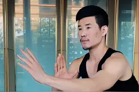 厉害了！嘎子哥挑战后空翻叶问蹲毫无压力，自嘲：练好功夫好偷狗图片