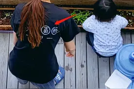 48岁蔡少芬豪宅内种菜！徒手捏碎鸡蛋做肥料，身旁矿泉水桶摆一地图片