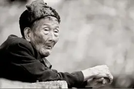 老人若出现这3种情况，建议子女引起重视，常陪伴左右图片