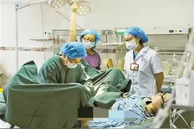 男医生产检，孕妇要求换人。医生说的一句话，很现实图片