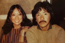 林子祥前妻回国与儿子团聚，头发花白难掩气质，跟准儿媳相谈甚欢图片