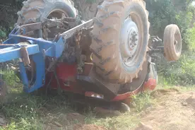 农用拖拉机侧翻一人被困，三门峡消防紧急救援图片