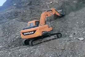 挖机大战“神仙土”！这绝对是五年以上老司机的操作？图片