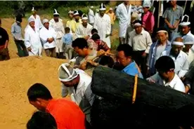 1996年，山东女孩三次卖血供哥哥读书，死后三个哥哥为她披麻戴孝图片