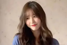 妈妈做饭时暗戳戳催婚，网友：她表面在笑，其实心里在哭图片