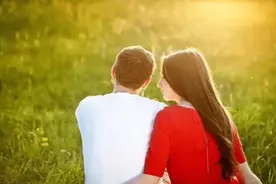 一个二十二岁的小伙子和一个三十五岁女人的恋爱故事图片