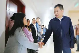 赵志刚新春慰问大数据发展和政务服务工作人员图片