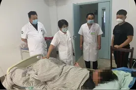 农妇被毒蜂蜇伤生命垂危 普兰店安波医院医护人员展开生死急救图片