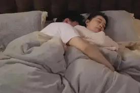 《打开生活的正确方式》心童解开睡衣一幕，戳中了中年婚姻里的痛图片