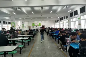孩子在学校餐厅用餐好处多多，既治好了挑食，又增进师生感情图片