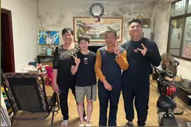 全红婵回家五姊妹团聚!她下厨炒菜母亲笑呵呵,和兄弟姐妹下河摸鱼图片