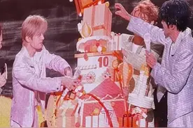 TFBOYS十周年演唱会蛋糕意外倒塌！粉丝：解散是天意图片