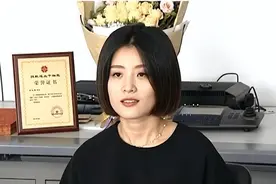 2017年浙江女孩捐骨髓救15岁男孩，两人见面后，男孩低头下跪感谢图片