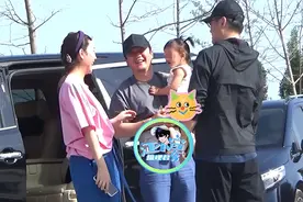 肖央罕见携妻女游玩！1岁女儿正脸首曝光，扎羊角辫乖巧可爱图片