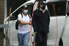 香港影帝谢贤现状曝光！一身黑衣现身街头，87岁的他拄拐杖找厕所图片