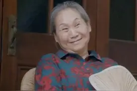 “百亿老太”苇青：扮丑卖惨只是表象，她和六个“孩子”相互成就图片
