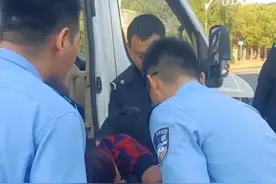 群众电动轮椅超标无法乘坐有轨电车 民警开警车帮助换乘图片