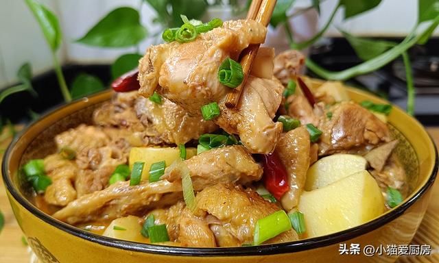四川人做的土豆烧鸡就是不一样，味道麻辣鲜香，汤汁泡饭也特别香