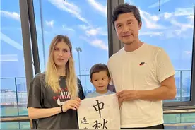 谢晖中秋带洋媳妇回上海探亲!俄超模秀中国书法,4岁混血儿子呆萌图片