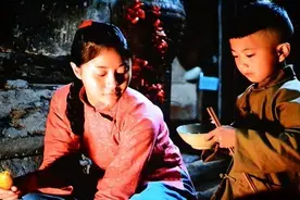 她在无人区与敌人斗争，用乳汁给伤病员解渴，为救伤病员痛失幼儿图片