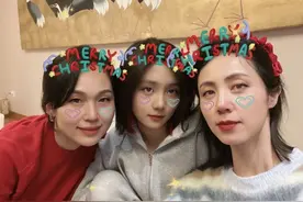 孙莉晒仨娃，多多剪短头发长得越来越漂亮，三胎儿子正脸像黄磊图片