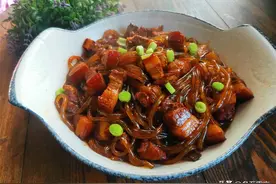 立秋“抓秋膘”，做东北名菜“猪肉炖粉条”，肉香扑鼻，粉条劲道图片