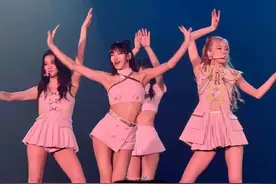 BLACKPINK巡演造型出圈被夸！短上衣加超短裙尽显长腿优势…图片