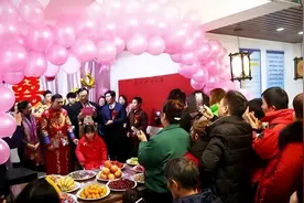 一个渐冻症女孩的极简婚礼：来宾全部随礼20元，婚宴是素食自助餐图片