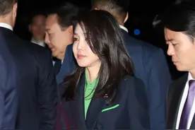 韩国第一夫人又美到波士顿了！绿衬衫和尹锡悦绿领带挺配，太恩爱图片