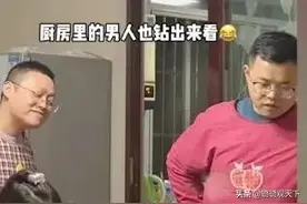 四川新婚夫妻回家，一家人教儿媳打麻将，身后穿围裙的男士们亮了图片