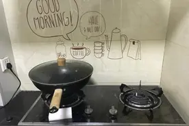 不管有钱没钱，快把食盐倒在燃气灶上，作用厉害了，一年省好几百图片