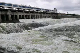 江苏石梁河水库泄洪过后，几十万鱼搁浅河道！水库为何要泄洪？图片