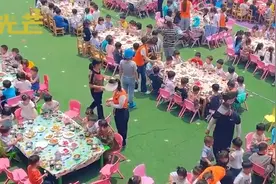 幼儿园摆20桌请200多名孩子吃席庆“六一”，园长：有龙虾、烧鸡、牛肉等，很多家长都想代替孩子过来图片