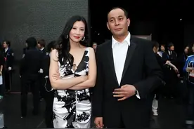 张光北妻子真是风韵犹存，裹身裙显出富态身姿，看得出年轻时多美图片