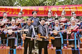 深刻理解“两个确立”自觉做到“两个维护”图片