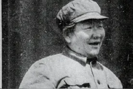 85年老八路聚餐看到一农村老妇，定睛一看：这不是40年前的战友吗图片