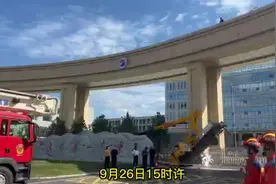 湖北十堰：工程车故障倾覆一人被困图片