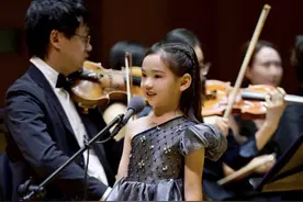 董璇晒女儿演出照，6岁小酒窝与交响乐团合作，表演独唱台风超赞图片