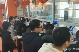 为何食堂阿姨宁愿手抖把饭菜倒掉 也不肯给学生多打 看完就明白了图片