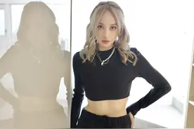 又一星二代出道！黄品源女儿穿露腰装大秀身材，自费4万出唱片图片