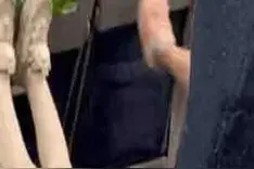 俩女孩高铁上狂踢前排小桌板，乘客：有人提醒，但家长无动于衷图片