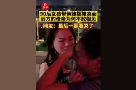 90后女孩带俩娃摆摊卖画，远方的母亲为何不敢相见？网友：最后一幕看哭了！来源：婉琪画室图片