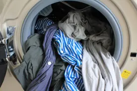 洗衣服直接倒洗衣液？错，教你正确做法，洗完跟新的一样图片