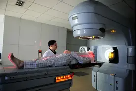 71岁老太骨癌晚期，疼得一心求死，却被女儿强行塞饭，哭求别咽气图片