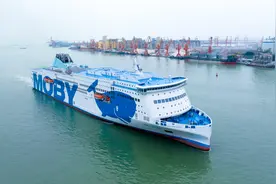 广州造全球最大豪华客滚船启航图片